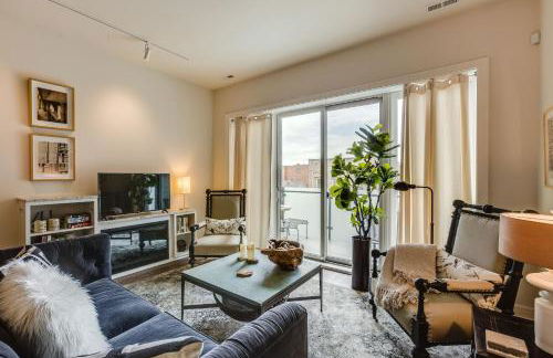 Designer 3BR with Balcony & Elevator on Clark! apts - Photo 29