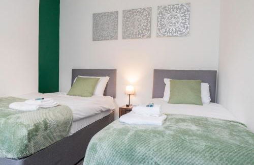 Modern house, sleeps up to 9 - Photo 12