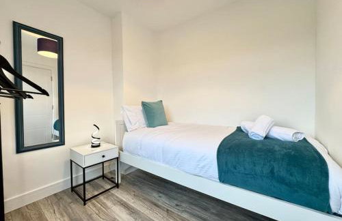 Modern 3 Bedroom Home - Free Driveway Parking - 6 Guests - Upstairs Bathroom and Downstairs WC - Foto 5