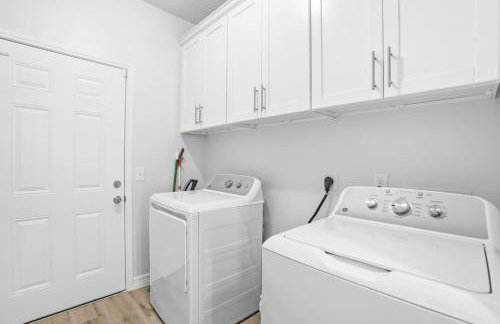 O18B Spacious 3BR Home Sleeps 10 With 2 Living Areas - Foto 23