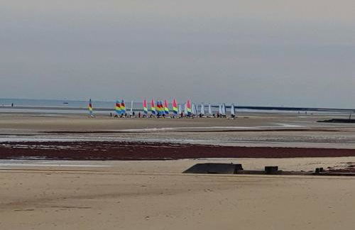 Appartement F1 mansardé à 100m de la plage, proche de Arromanches et des plages du Débarquement - Photo 3