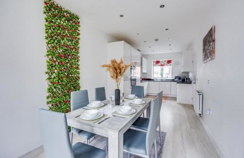 Detached 4 Bedroom 2 Bathroom House - Driveway Parking, Fast WiFi and Smart TV by Yoko Property - Foto 25