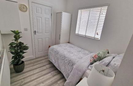 Stunning, clean, free parking home, ideal long stays - Foto 47