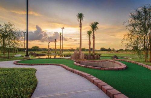 Enjoy mini golf, arcade games, and pools with Family in 2BD Orlando condo - Foto 50