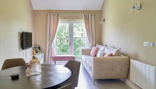 Modern 2 Bedroom Wokingham Apartment, En Suite, Free WiFi, On Site Parking, Sleeps 4 - Foto 3