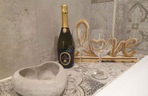 Iris Apartment with Jacuzzi - Easy City Access - Foto 5