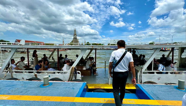 Traversez la rivière à bord d'un bateau traditionnel