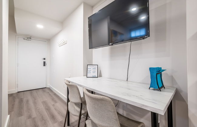 Spacious Newly Renovated 1 Bedroom Suite - Photo 17