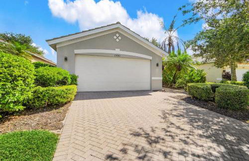 Relax, Play & Unwind in Paradise! Poolside Fun & Resort Vibes - Villa Sail Away - Foto 44