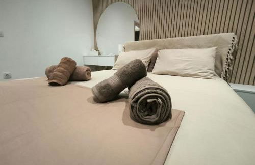 Floral Home 2 - 1st floor apt with private parking! - Photo 12