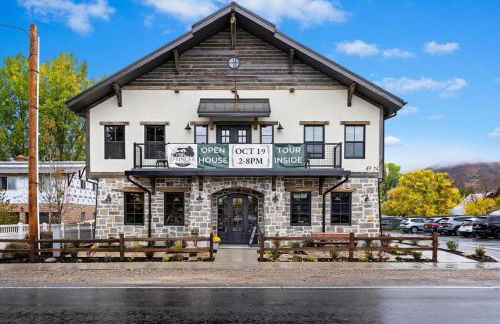 The Bee Room - Cozy Retreat on Midway Main Street - Photo 7