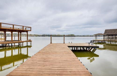 Lakefront Leesburg Home with Private Dock and Ramp! - Photo 1