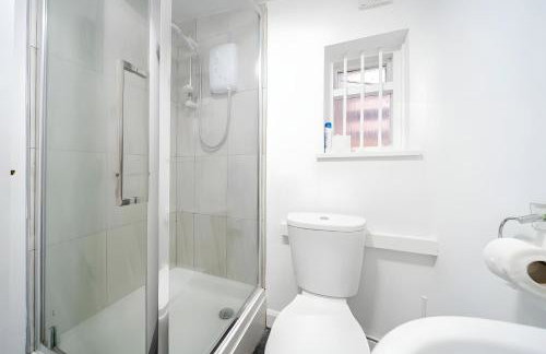 Modern Derby Studio - Sleeps 4, Close to Amenities & Parking - Foto 11