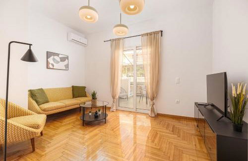 Bright & Contemporary Home with Balcony in Vibrant Piraeus - Foto 1