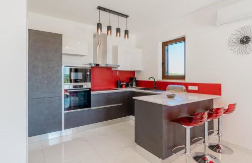 Villa atop the village with stunning view - Foto 35