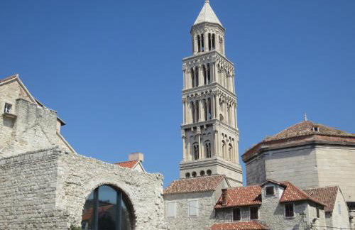 Sunny & Spacious, 2 BR apartment with free parking - Photo 24