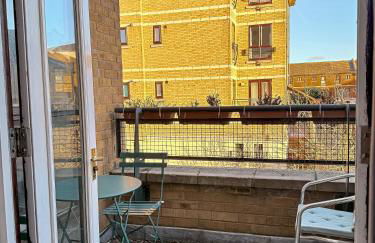 Modern 2 Bed Sleeps 6 near O2 ExCeL Enjoy river views and easy access to the IFS Cloud Cable Car Features 2 bedrooms plus a sofa bed for 6 guests - Foto 11