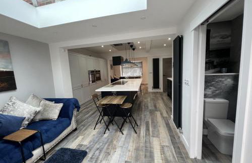 Whole house -Sleeps4-Parking-Garden-BikingHiking - Foto 14