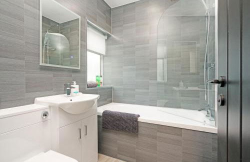 3BR Home Sleeps 6 Near Airport with Parking - Foto 1