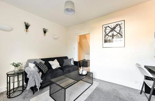 Central Canterbury Gem New Refreshed Decor Sunny Deck Outdoor Furniture FREE Parking 2BR 2BA TOP Location - Foto 66