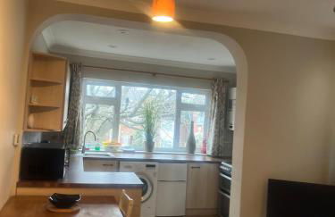 Quiet apartment 1 or 2 bedrooms Local Bus Train Tube - Foto 2