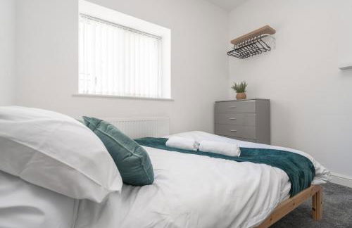 Huge Apartment - 8 Beds - Free Parking - Long Stays! - Foto 9