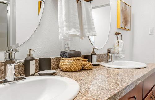 Modern home near UVU and BYU with hot tub and mountain views - Foto 27