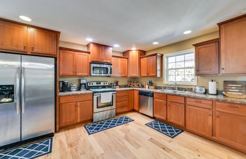 Lakefront Gilbertville Haven with Private Boat Dock! - Foto 8