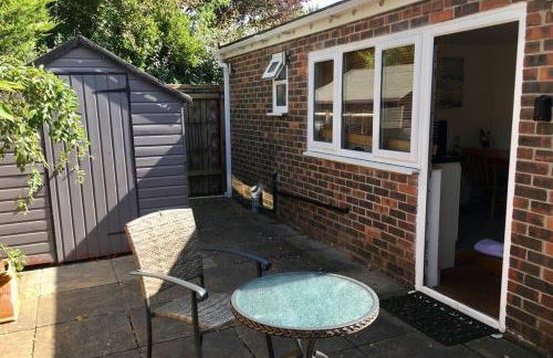 Self contained annex with bedroom bathroom sitting room and kitchenette - Photo 6
