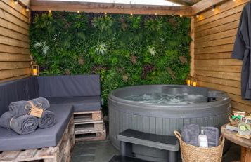 Luxury Barn & Hot Tub at Escape to the Stables - Foto 1