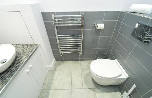 Modern 4-Bed Home Spacious & Comfortable - Pass the Keys - Foto 46