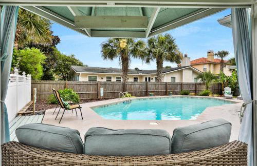 Beach house & backyard oasis with private pool - short walk to beach - Foto 25