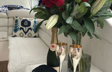 ENTIRE LUXURY yacht 70sqm Oyster Fund - Quiet and relaxing - 2 double bedrooms both en-suite - HEATING - sleeps up to 4 people - moored on our Private Island - nearby LEGOLAND THORPE PARK ASCOT RACES WENTWORTH LONDON Lapland UK -NO Parties - - Foto 39