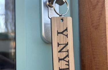 Luxury Shepherds Hut near Glamorgan Coast - Photo 30