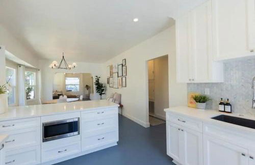 Little Italy 3BD Home with Huge Patio & Backyard - Foto 8