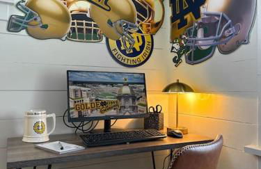 Step into School Spirit at the Golden Dome Getaway - Foto 52