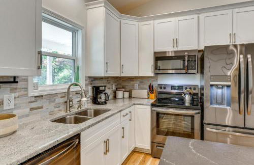 Waterfront Lake Hickory Retreat with Private Dock! - Foto 6