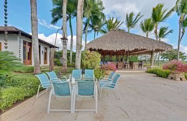 Magnificent Eight Bedroom Holiday Home - Photo 20