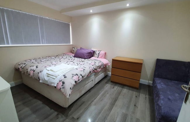 Lovely 5-bed House in Essex - Photo 6