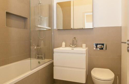 Beautiful 2 bed terrace flat close to Greenwich - Pass the Keys - Photo 12