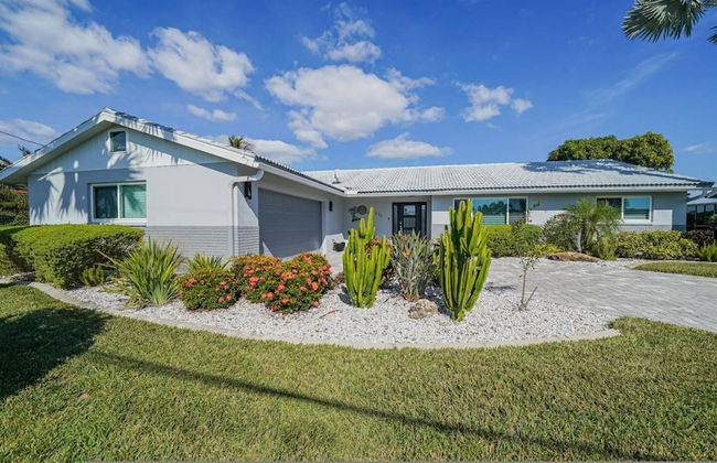 Tranquility - Waterfront Villa With Pool Dock - Photo 47