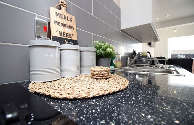 Skyline Immaculate 2-bed Apartment in Swansea - Photo 15