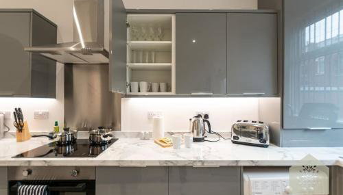 Fairhurst House - Photo 2, stove, toaster