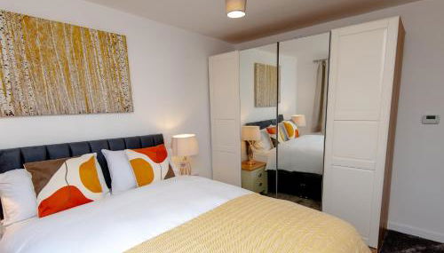 Manchester Cityside Deluxe Stay - 3 Bedroom House Great for Family with Free Parking & Garden - Foto 3, wardrobe