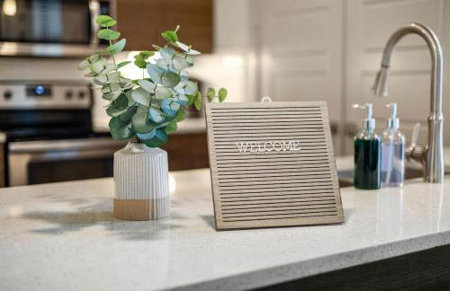 Modern Executive 1BR King Bed - Walk to West 7th - Foto 9