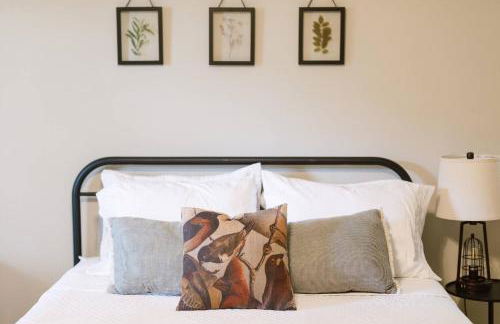 ~ The Cozy Farmhouse ~ | Sleeps 10+ | Farm Views - Foto 22