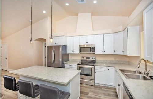 King Bed - Hot Tub, 3 Queens, Home away from home - Foto 31