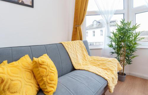 Stylish 3 Bedroom Sea View Apartment -Free Parking- Sleeps 9 - Photo 25