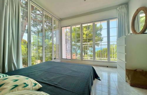 Preciosa Villa rodeada de pinos con vistas al mar - ServHouse - Photo 25