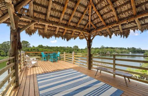 Waterfront oasis with private pool, game room, fire pit and volleyball court - Foto 7